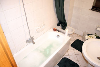 Deep Soaking Bathtub